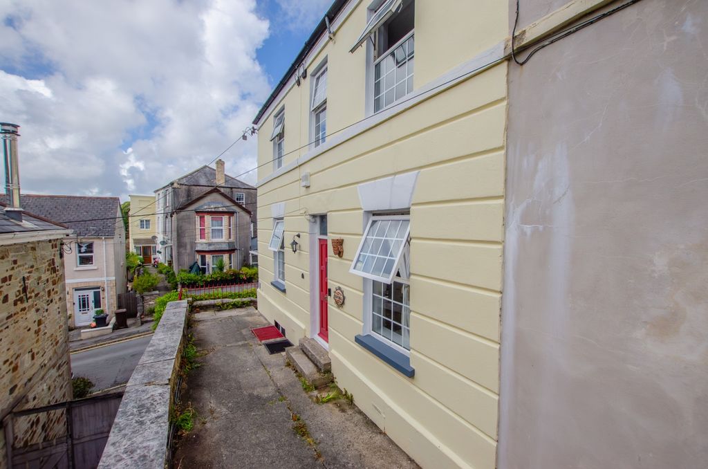 Property photo 1 of 16 31 Castle Street  Tps Bodmin Branch 01208 872728