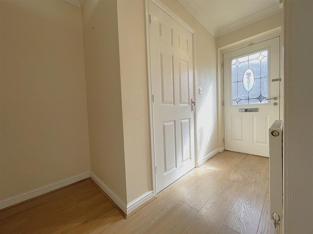 Property photo 3 of 14 Entrance Hallway
