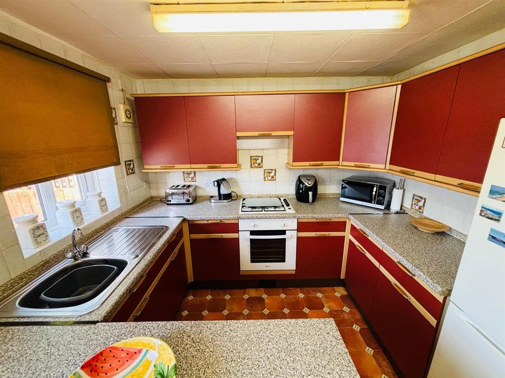 Property photo 3 of 17 Open Plan Kitchen / Dining Area: