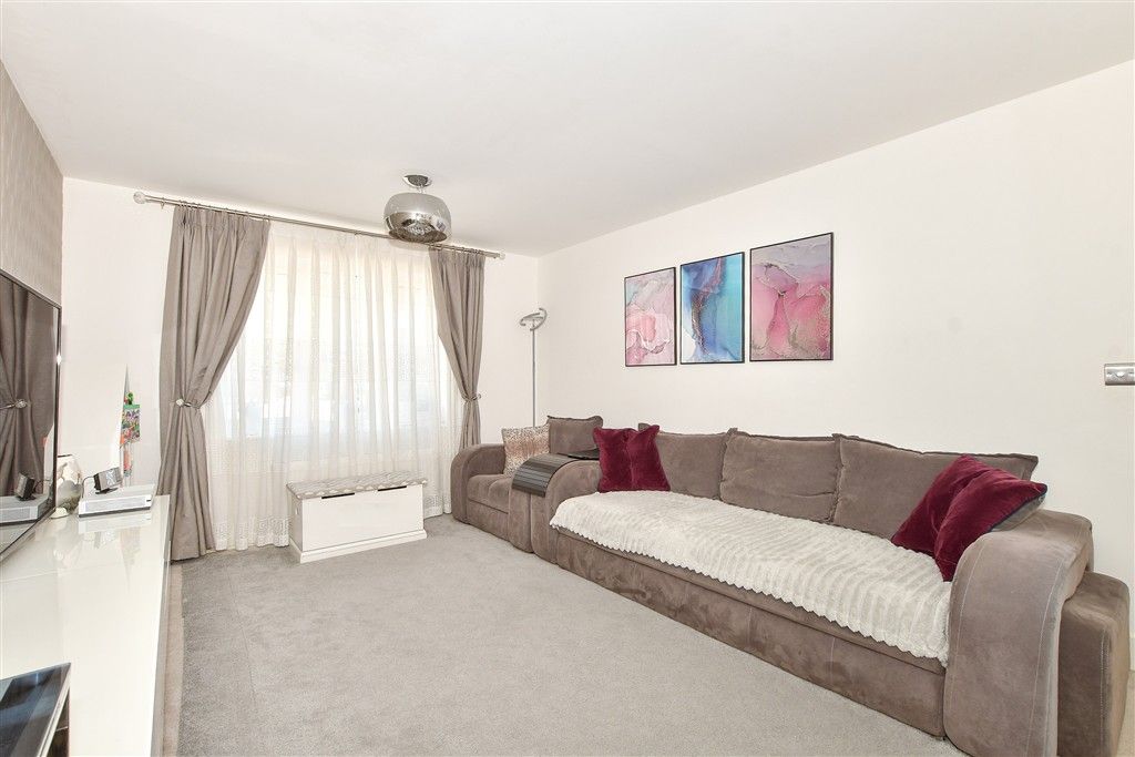 Property photo 2 of 17 Lounge.