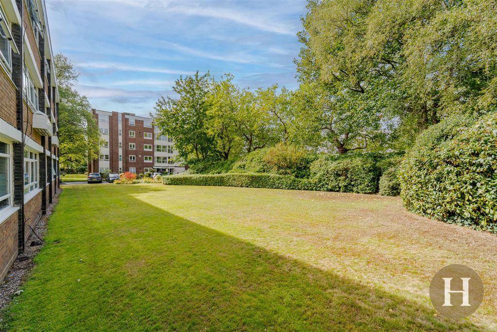 Property photo 2 of 24 Hadleigh Estate Agents-28.Jpg