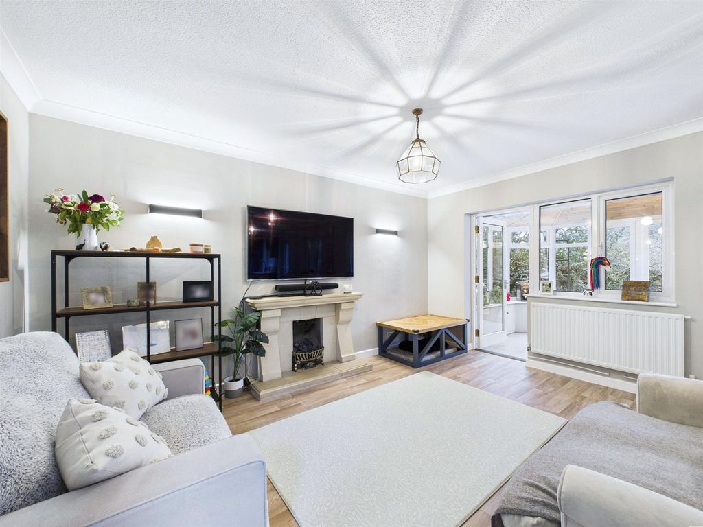 Property photo 2 of 21 5 - 4 Bedroom Chalet Bungalow.Jpg