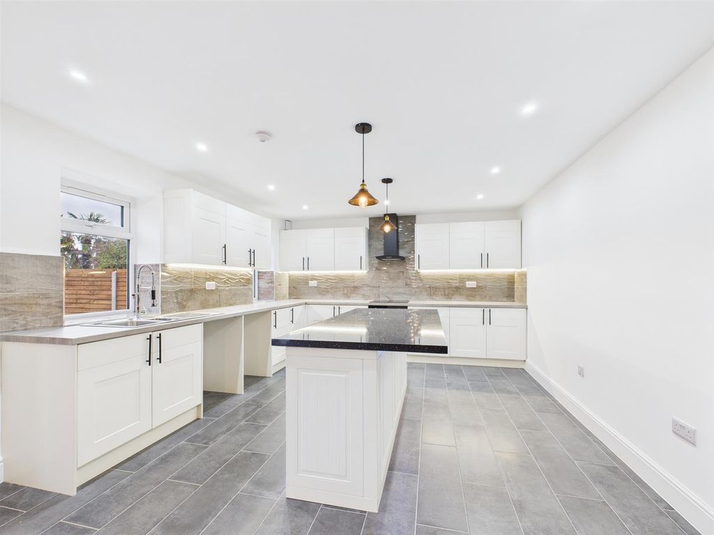 Property photo 2 of 10 Cam03604G0-Pr0204-Still034.Jpg