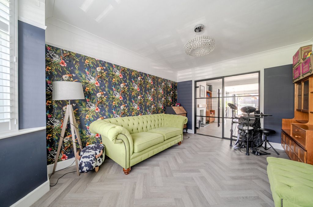 Property photo 3 of 12 1467175-15-6A180F...
