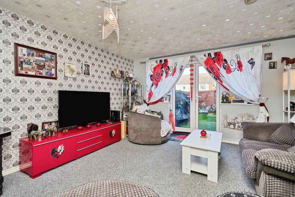 Property photo 3 of 17 Lounge/Diner