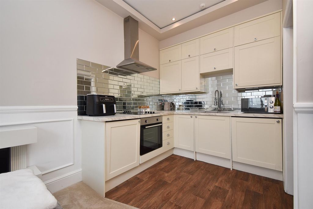 Property photo 3 of 11 Kitchen