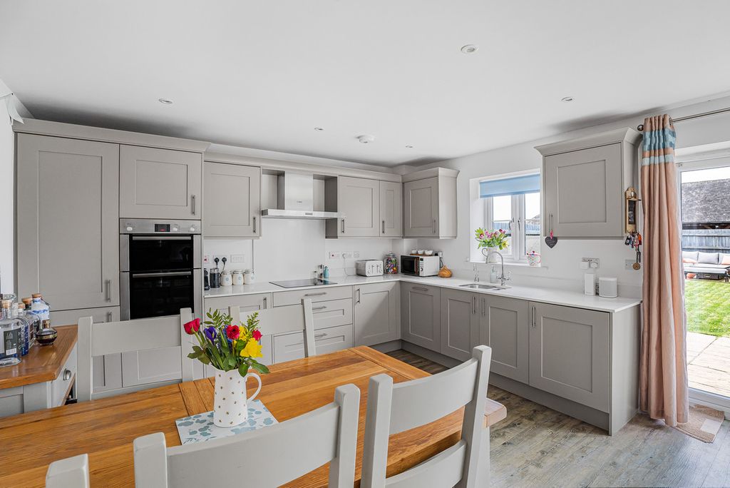 Property photo 2 of 32