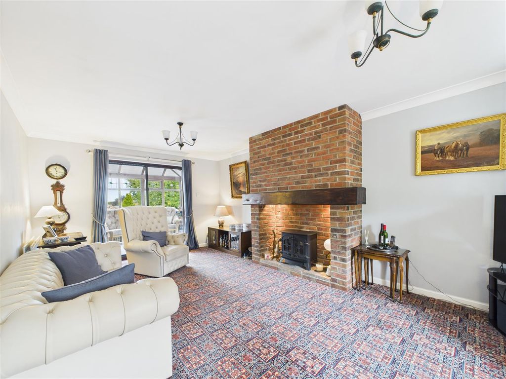 Property photo 3 of 25 Cam03303G0-Pr0169-Still014.Jpg