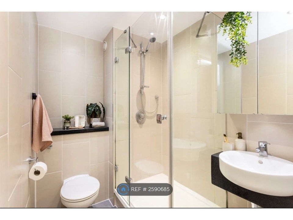 Property photo 3 of 6 Private Bathroom
