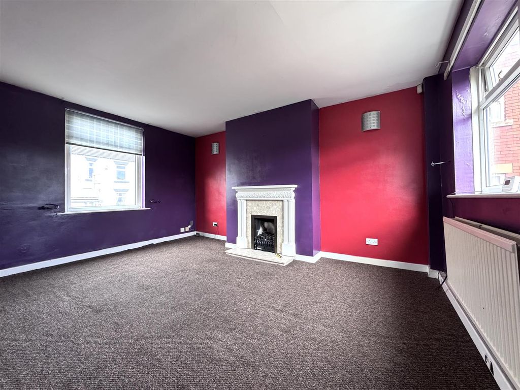 Property photo 3 of 17 Lounge