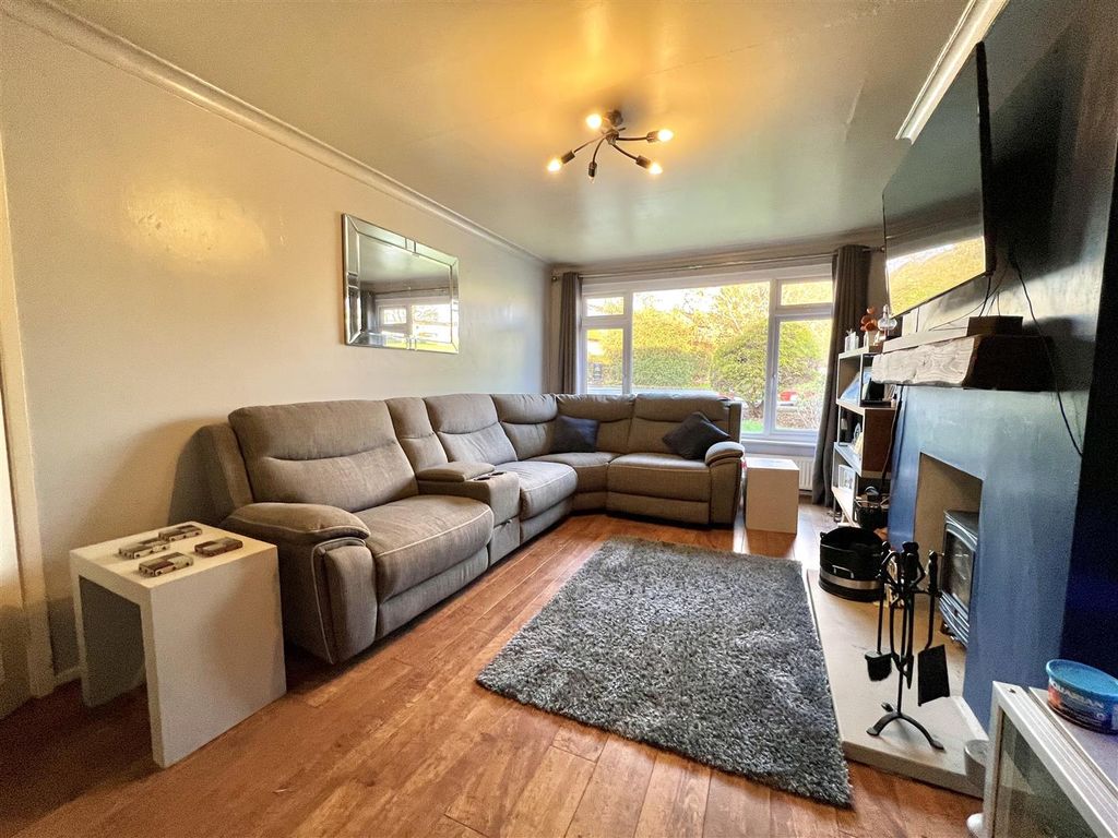 Property photo 3 of 17 Lounge