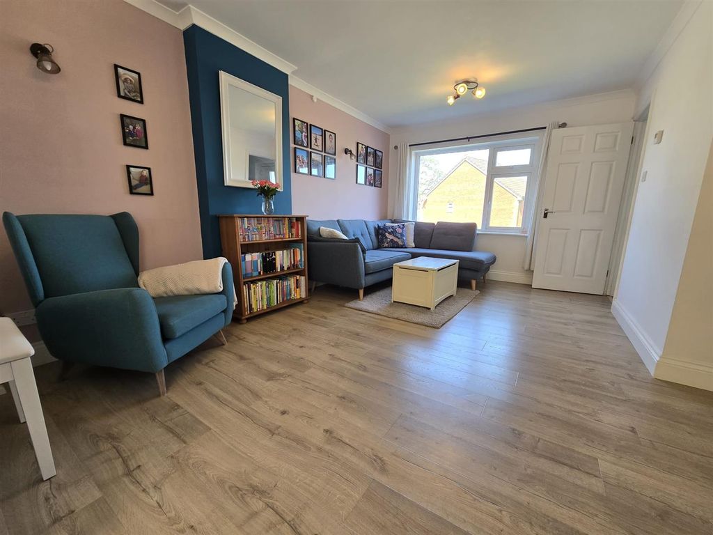 Property photo 2 of 18 Lounge.Jpg