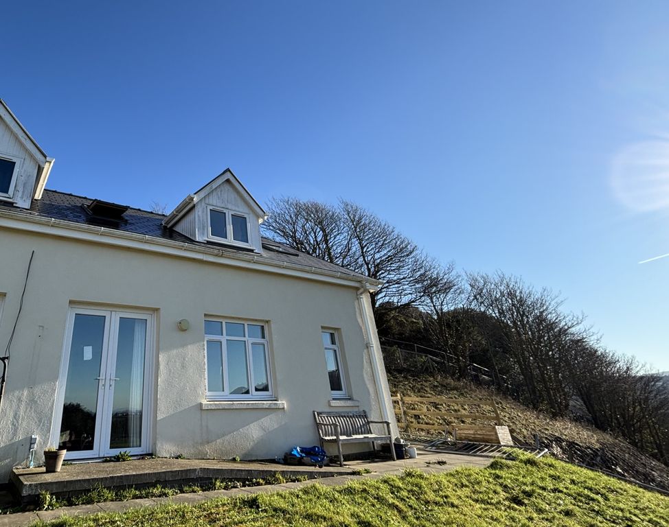 Property photo 1 of 9 3-Bed End Terraced