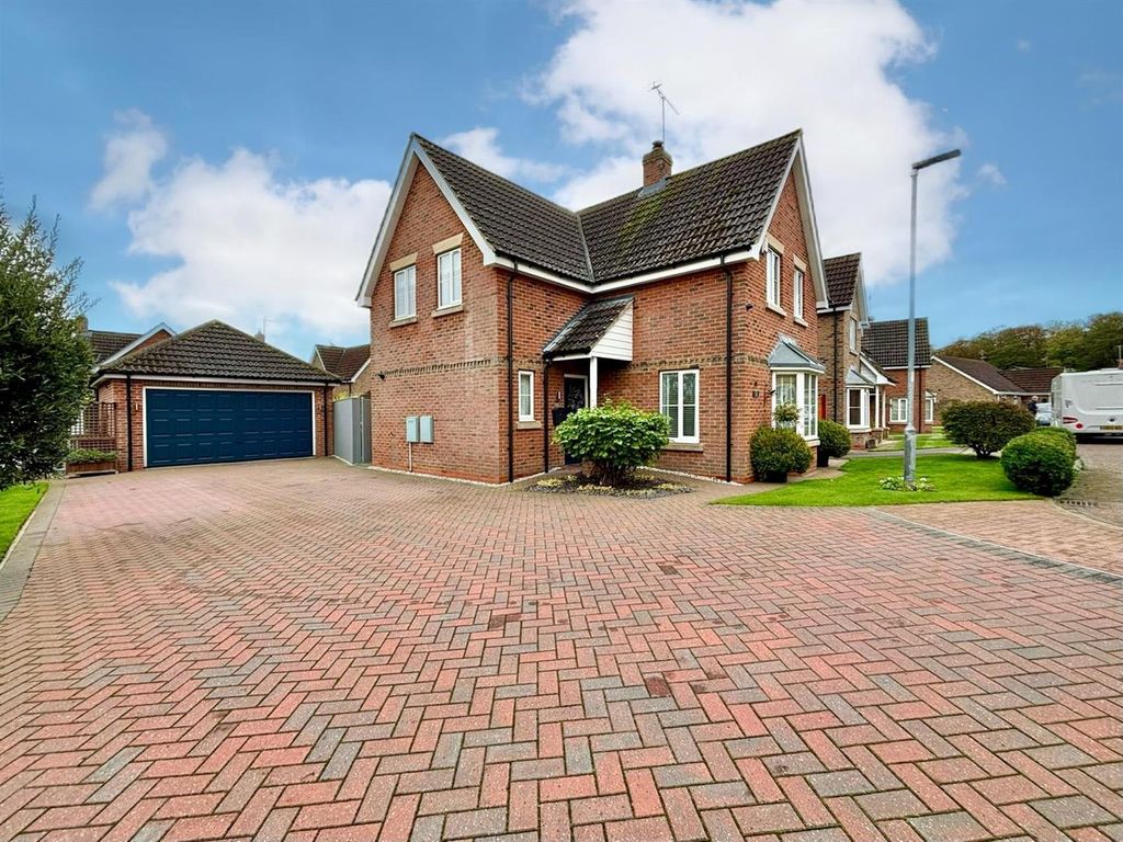 Property photo 2 of 28 Front Garden