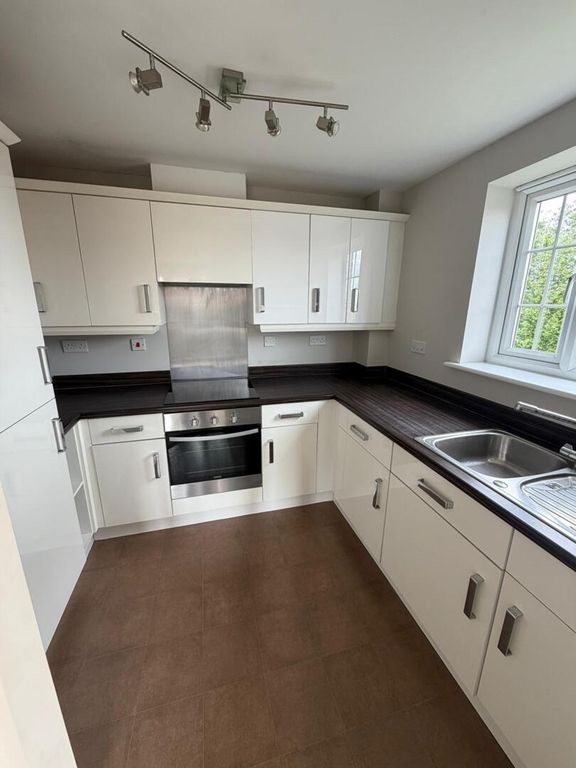 Property photo 3 of 11 Kitchen