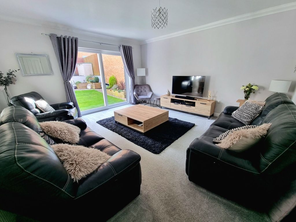 Property photo 2 of 36 Lounge