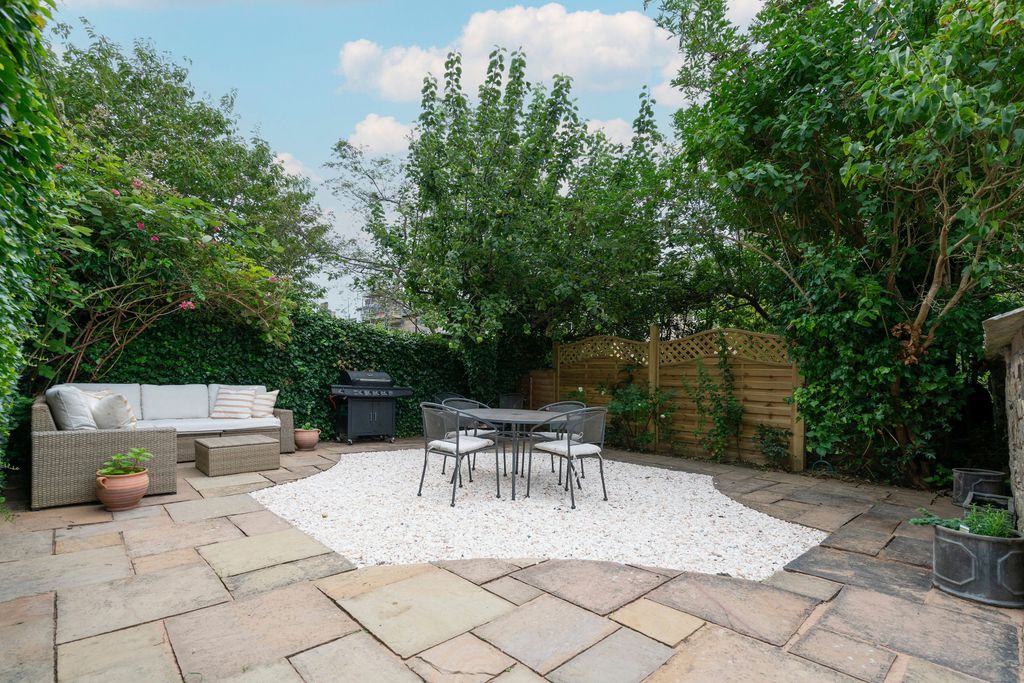 Property photo 2 of 20 Rearexterior04