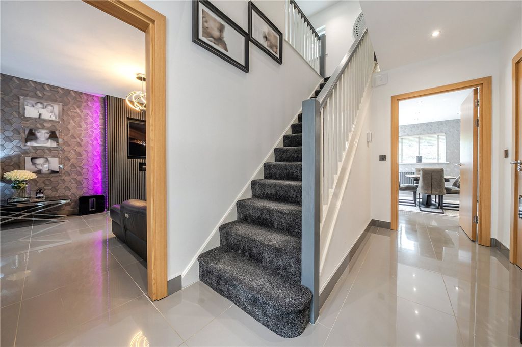 Property photo 3 of 36 Entrance Hall