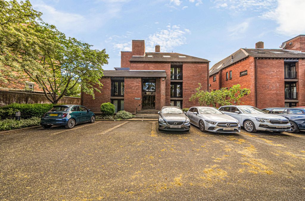 Property photo 1 of 13 Parking