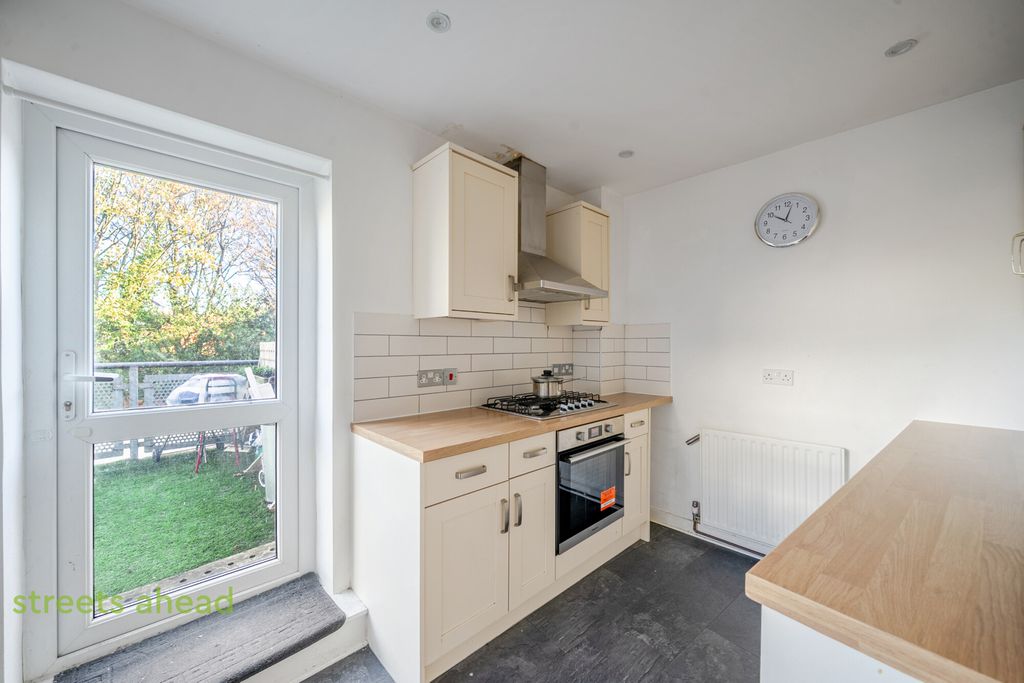 Property photo 2 of 18 9c8ce4A1-c375-4B2...