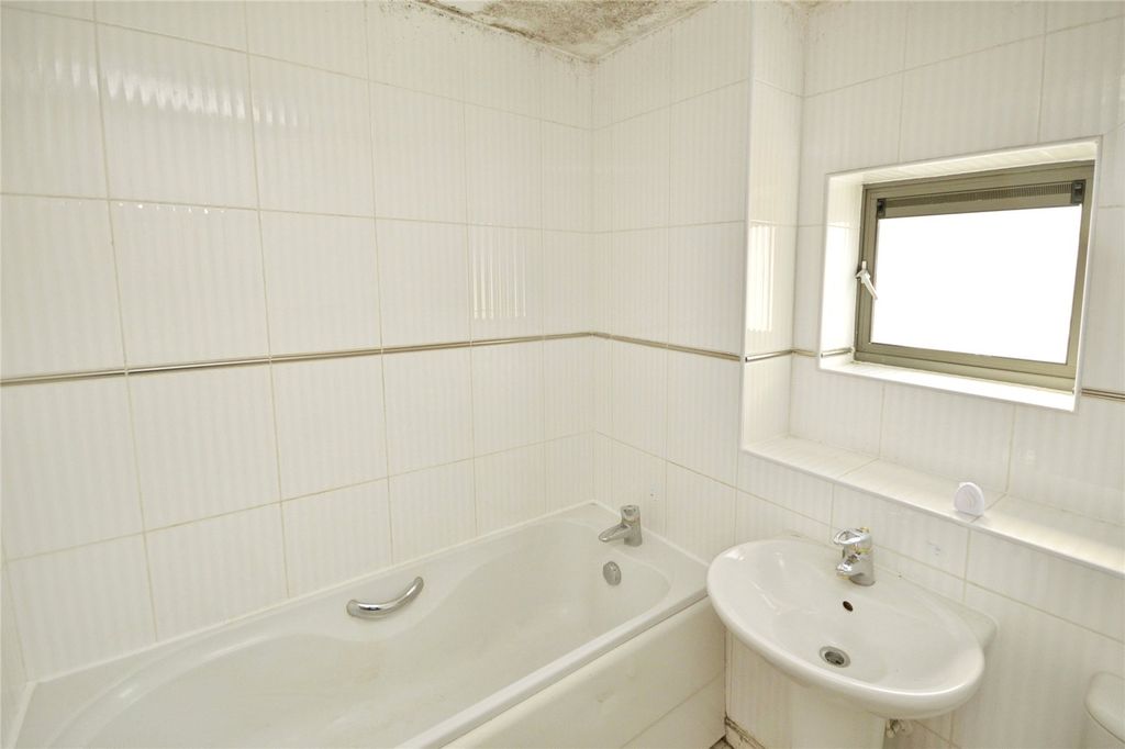 Property photo 3 of 11 Bathroom / W.C.