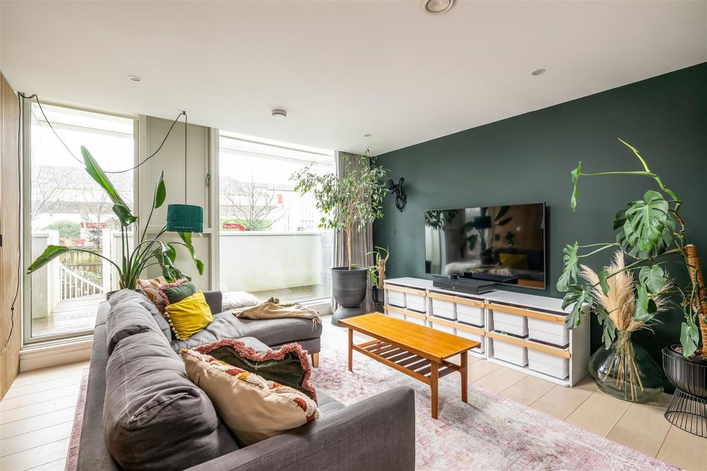 Property photo 3 of 32 260206 - 10 Gabriel Square, St Albans - 07.Jpg