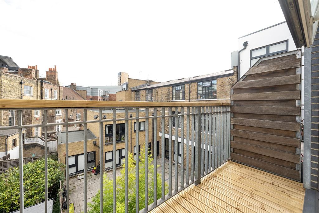 Property photo 2 of 17 Reading Lane, E8