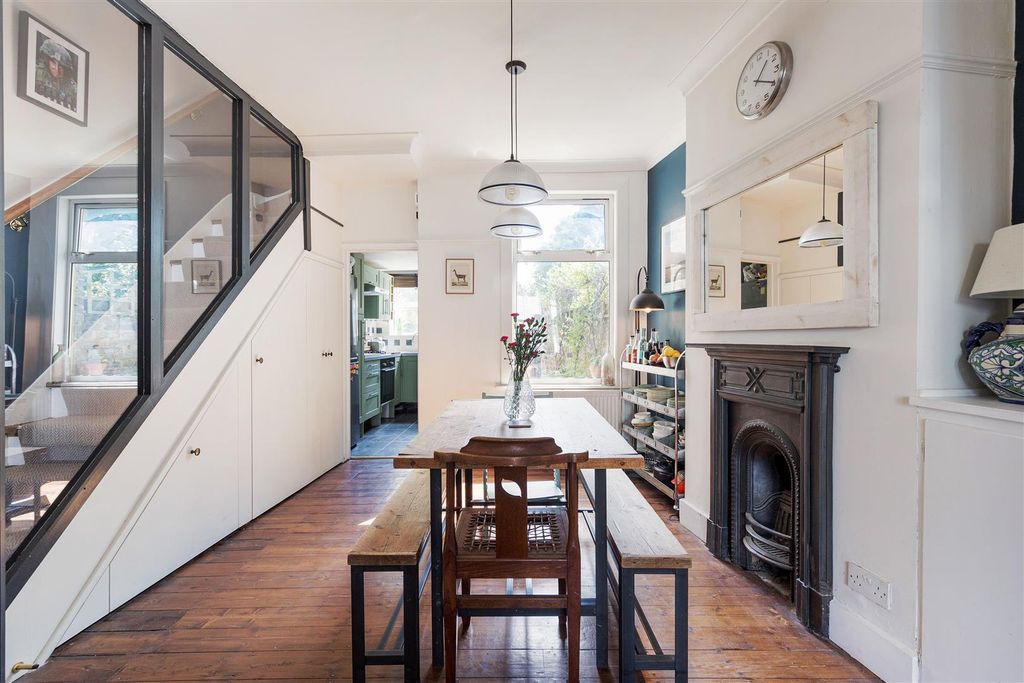 Property photo 3 of 15 Hartington Road, E17
