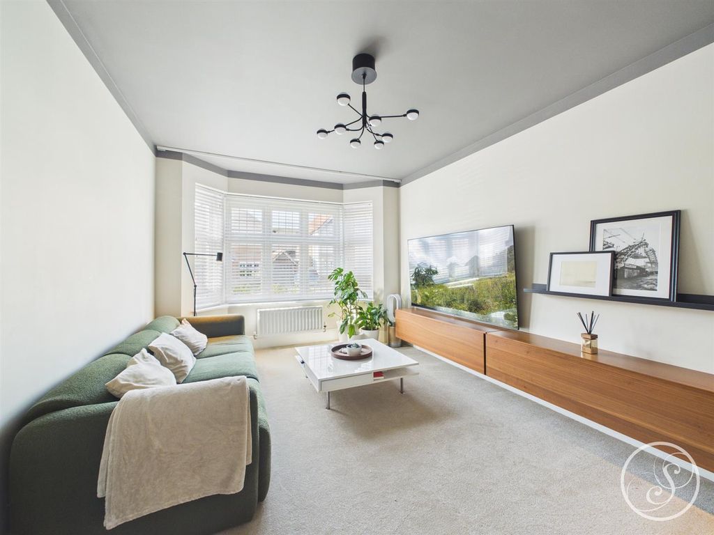 Property photo 2 of 19 Lounge