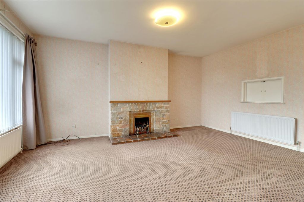 Property photo 3 of 16 Lounge