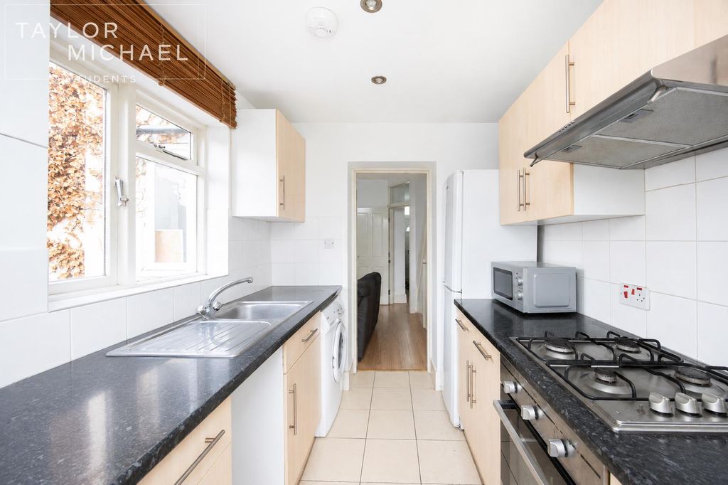 Property photo 1 of 10 Kitchen