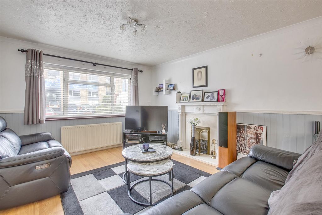 Property photo 3 of 16 23 Abbey Barn Road, Hp11 1Rr-8.Jpg