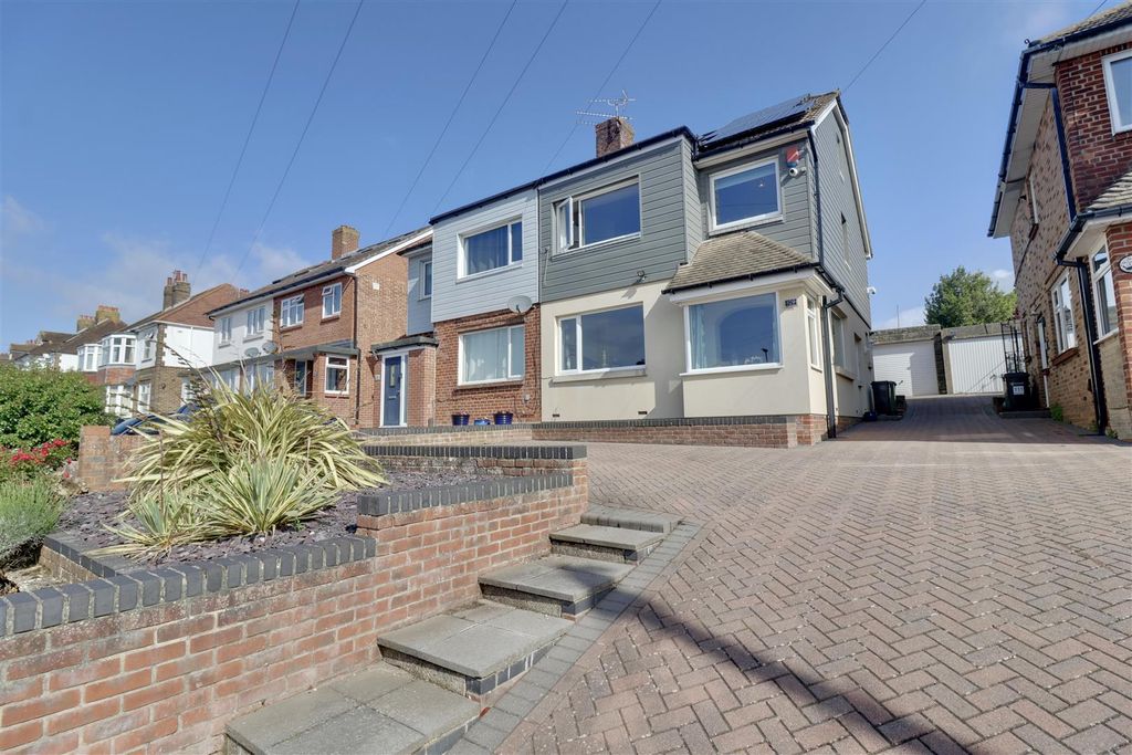 Property photo 1 of 32 99D332DC-26Ec-4B31-B4Dd-A0D773C065F1_1_201_A.Jpeg