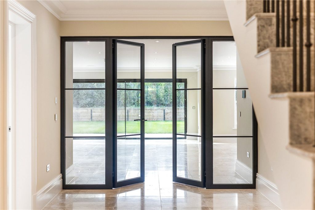 Property photo 2 of 19 Entrance Hall