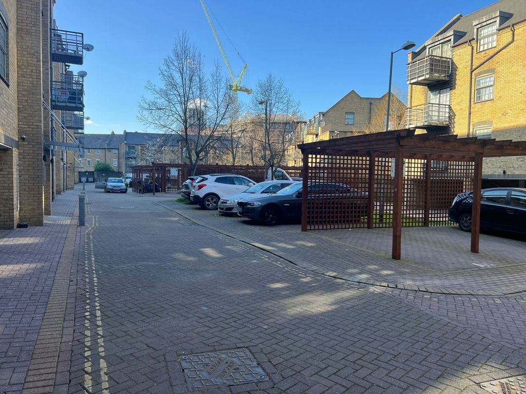 Property photo 1 of 14 Two Bedroom Two Bathroom Close To Barking Station - £1850