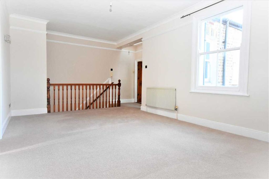Property photo 3 of 10 Lounge