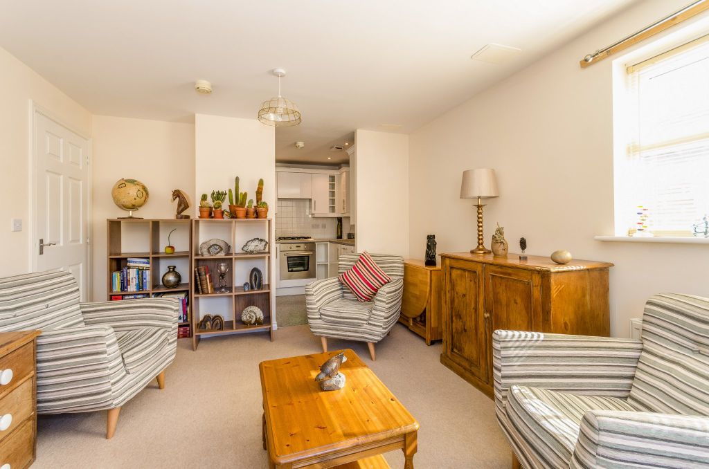 Property photo 3 of 8 Lounge