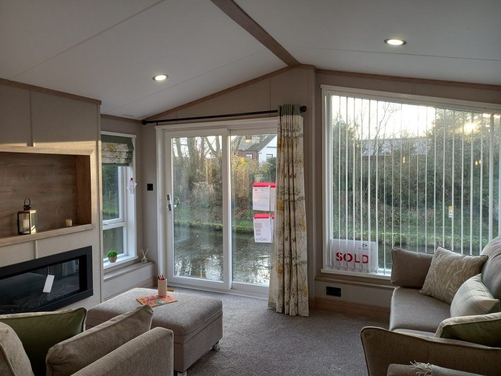 Property photo 2 of 12 25 Lounge 2