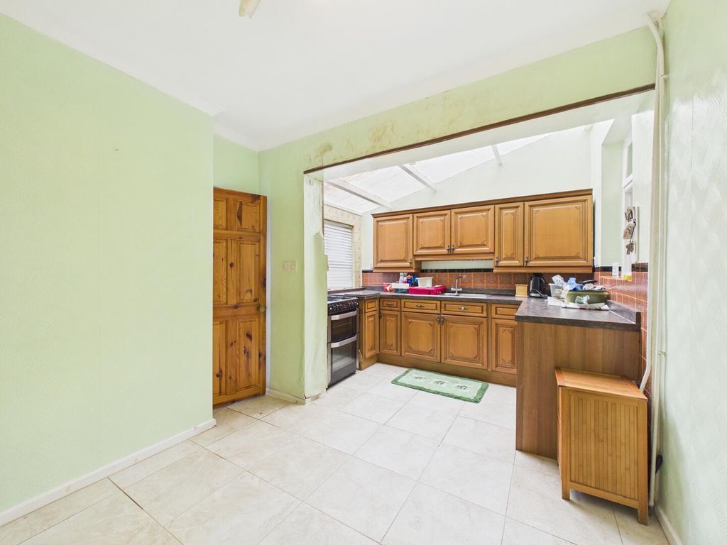 Property photo 3 of 10 Kitchen