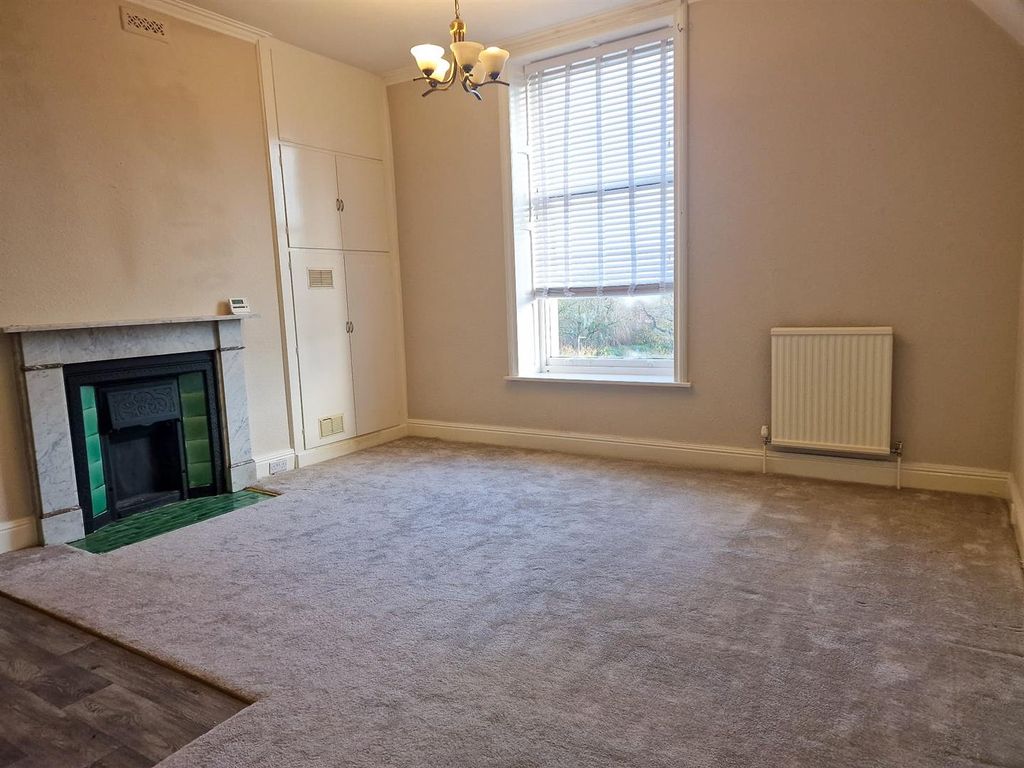 Property photo 3 of 7 St Georges Square Lounge.Jpg