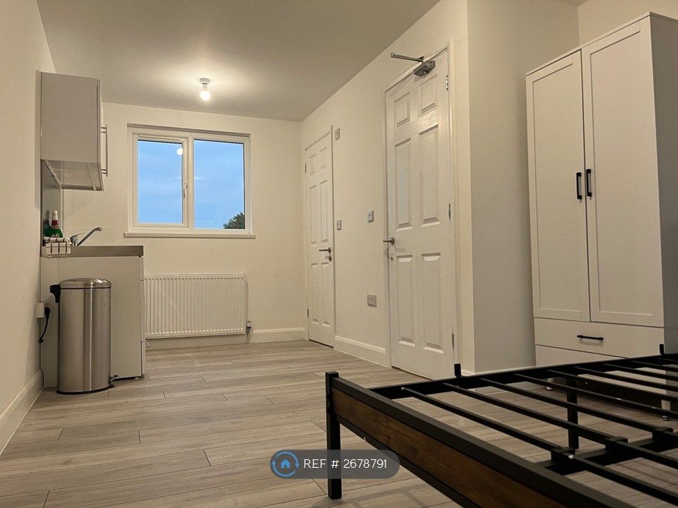 Property photo 1 of 13 Loft Bedsit