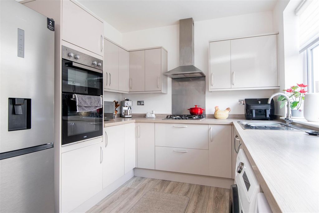 Property photo 3 of 16 Kitchen / Diner