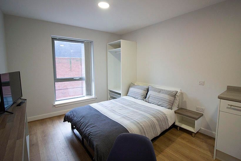 Property photo 3 of 6 A Bright And Tidy Double Bedroom Featuring A Comfo...