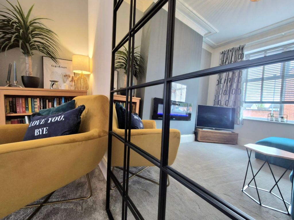 Property photo 2 of 16 Lounge