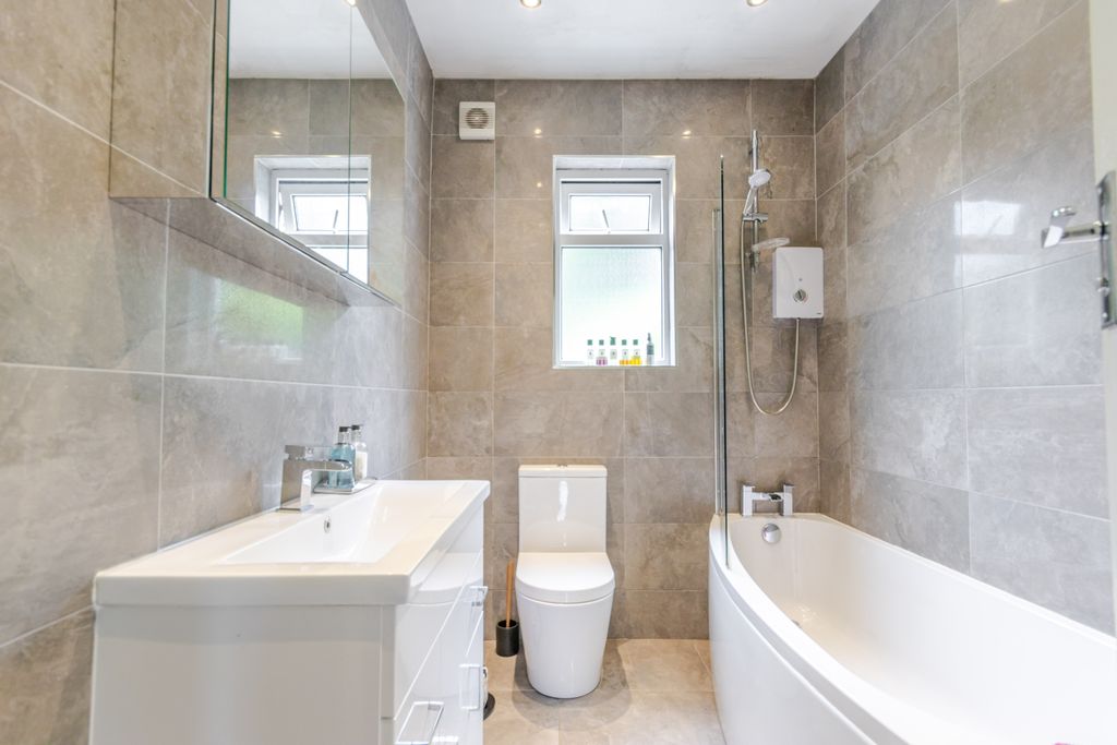 Property photo 3 of 18 Bathroom