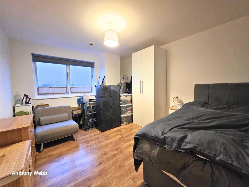 Property photo 3 of 9 Bedroom