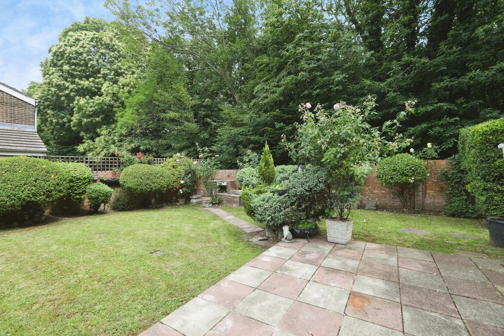 Property photo 2 of 13 Garden