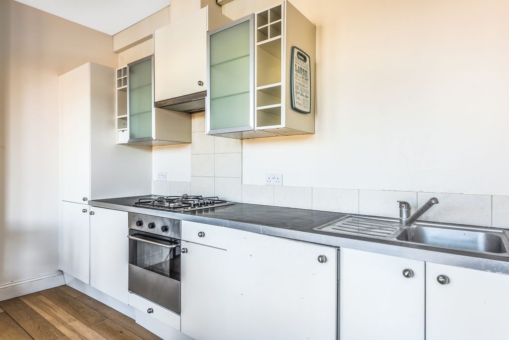 Property photo 2 of 6 Kitchen