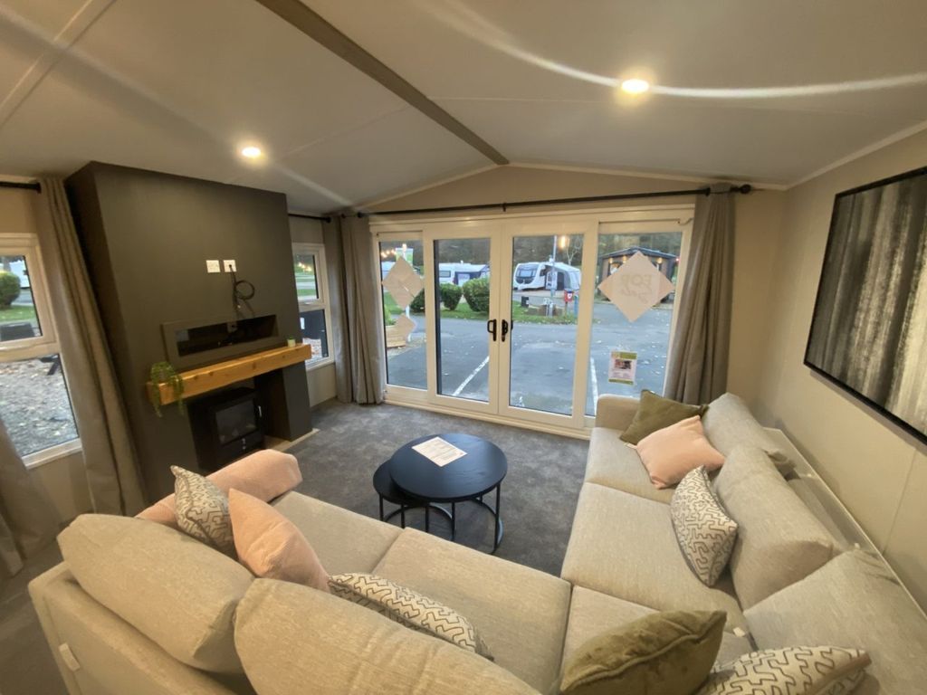 Property photo 3 of 4 Arlington 3