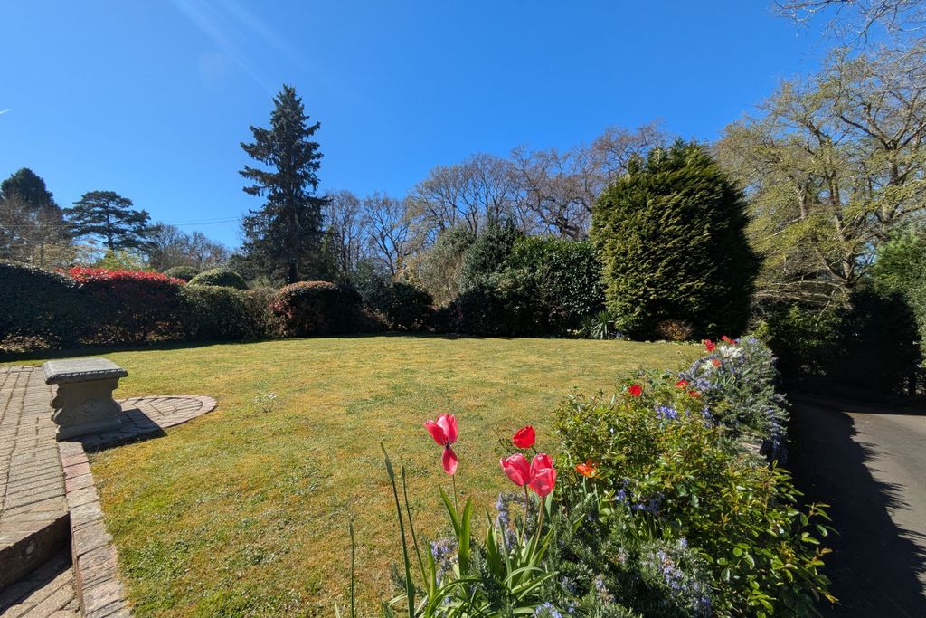 Property photo 3 of 23 Front Garden